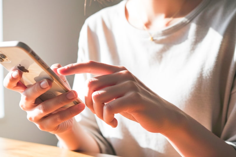 出願方法（入試要項・出願）スマホを触る女性の画像